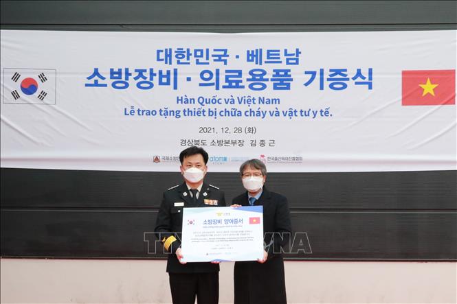 Korean organizations hand over 8 ambulances to support Vietnam in COVID-19 fight